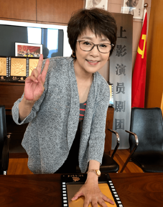 原创63岁的张瑜气质真优雅穿修身连衣裙配短发又成大了婶们的典范