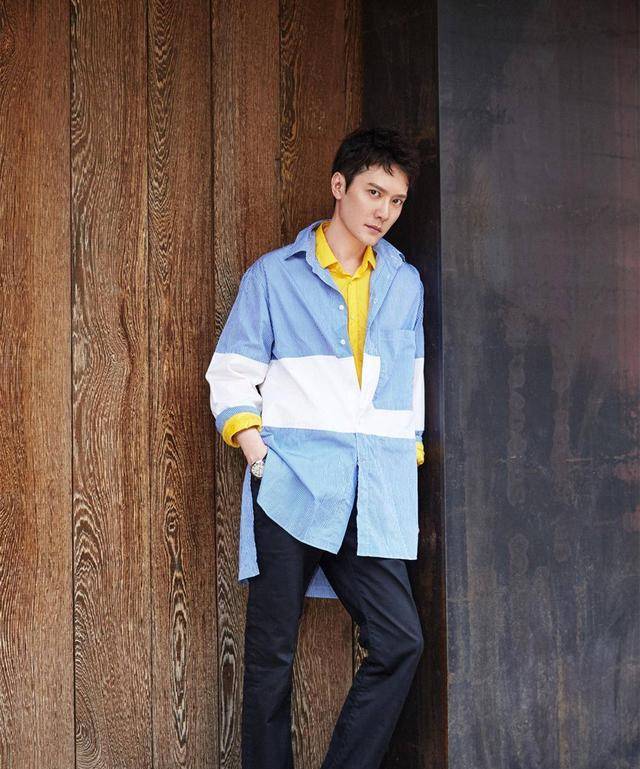 一身|冯绍峰离婚后首现机场,一身牛仔穿搭帅气减龄,百万名表太抢镜