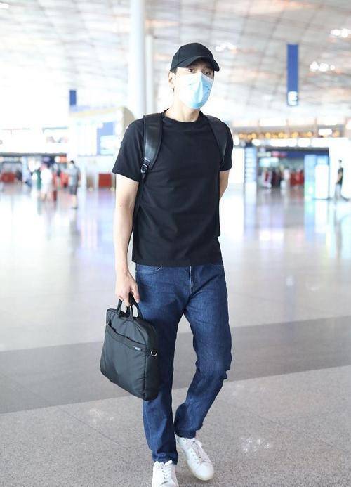 黑色|赵又廷不愧是型男，穿黑色T恤清爽又干净，难怪高圆圆这么爱他