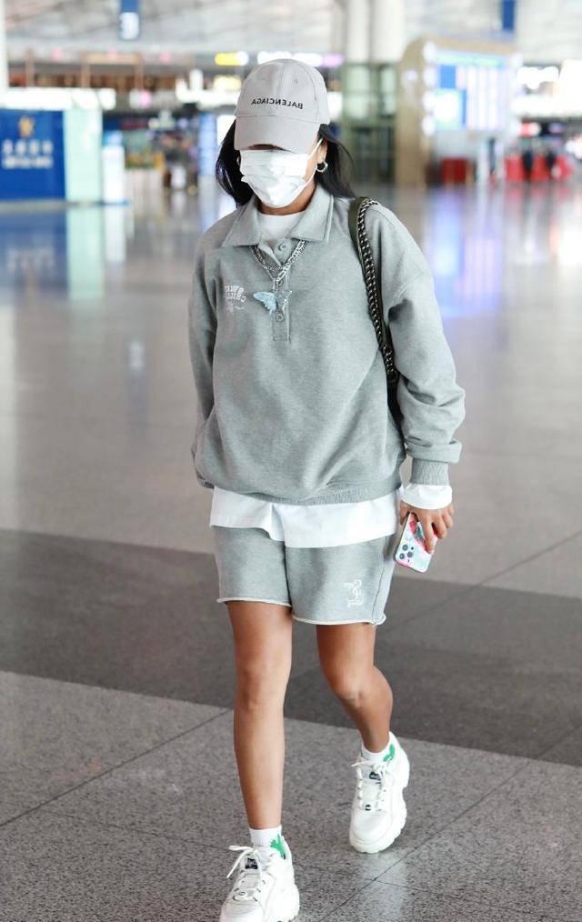 吉克|吉克隽逸的这身造型有些怪异,短裤背心加毛线帽,确实有些热