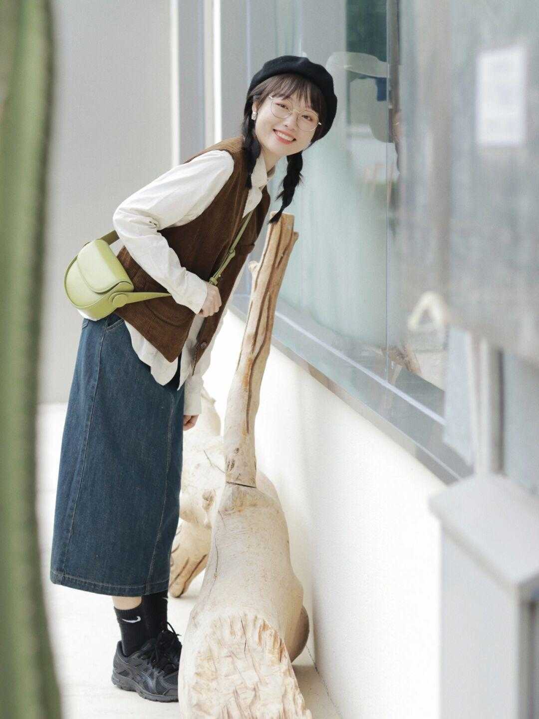 服装|秋天，“ 马甲”的高级穿搭是这样的，搭配牛仔裤温柔又减龄