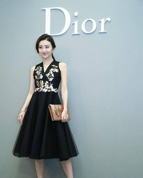 小黑裙连衣裙外搭 476fba8d00134994b5d37ba49db1b959.jpeg