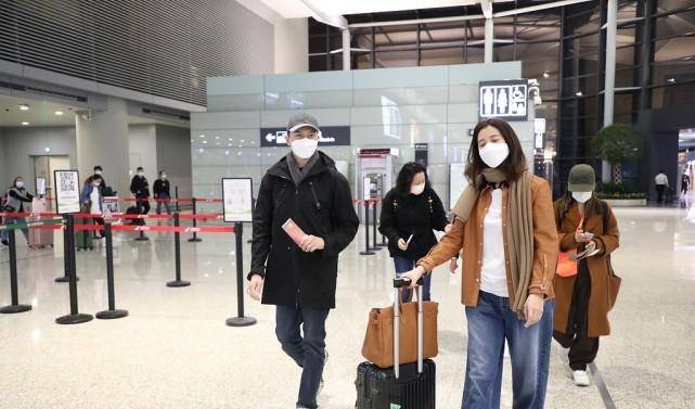 带着|张智霖袁咏仪夫妻颜值太高了,都不惧镜头素颜出行,低调秀恩爱