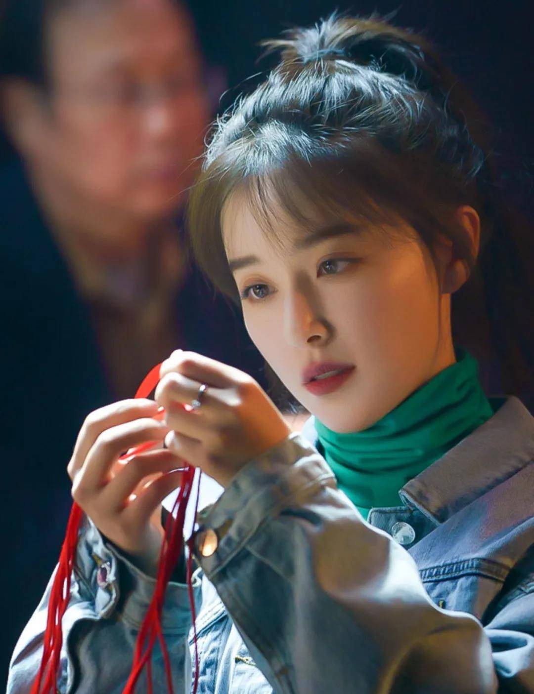 发型|明明有顶级女主脸却糊了10年？她这次终于靠复古风封神了！