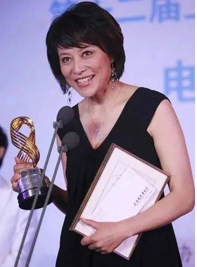 她是张嘉译的前妻 她患了癌症后被丈夫抛弃了 今天 她的女儿依靠跑龙