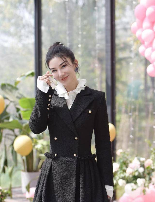 黄奕|黄奕崔伟甜蜜牵手，身穿黑色西装裙配丸子头，哪像43岁辣妈