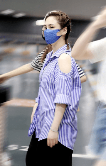 身材|阿娇私服让人失望,穿宽松“病号服”配阔腿裤,膀大腰粗还显腿短?