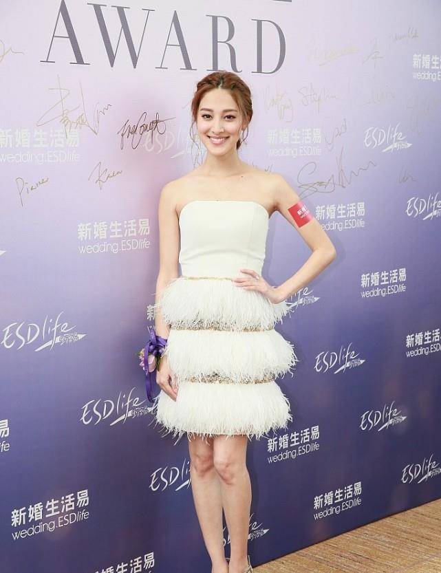 陈凯琳|陈凯琳的港姐气质真难得，流苏裙穿得甜美大方，难怪郑嘉颖这么爱