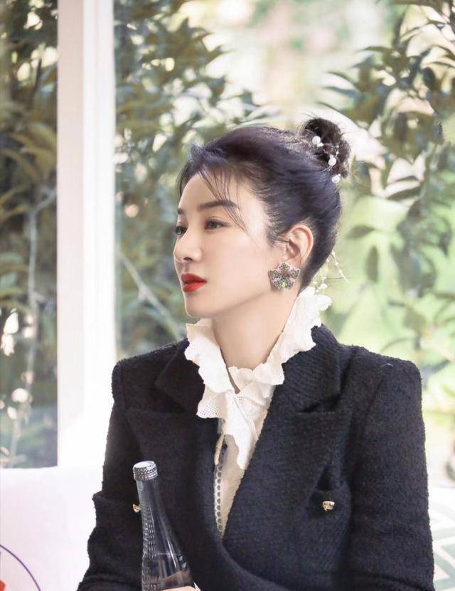 黄奕|黄奕崔伟甜蜜牵手，身穿黑色西装裙配丸子头，哪像43岁辣妈