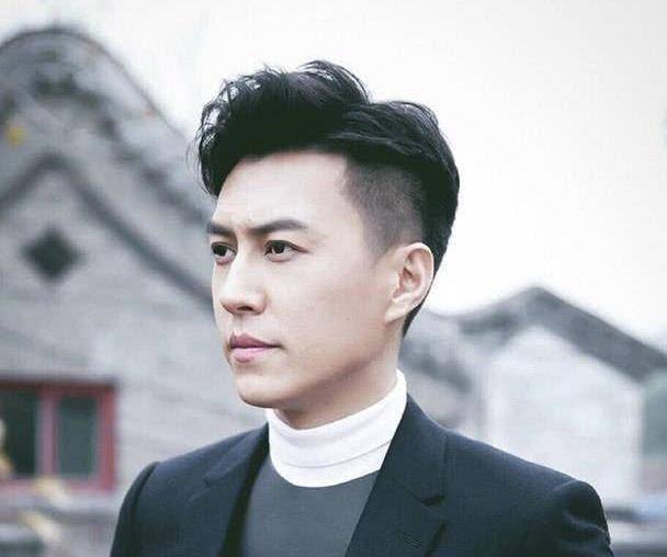 因为|43岁靳东1993年出道，二十多年摸爬滚打，如今成为富豪身价过亿