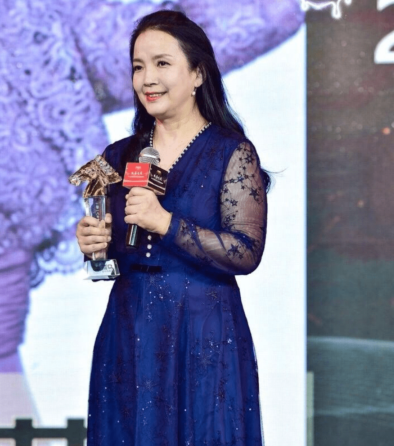 吕丽萍|61岁吕丽萍穿旗袍真提气质，配发髻从容优雅，就是看得小腿有点粗