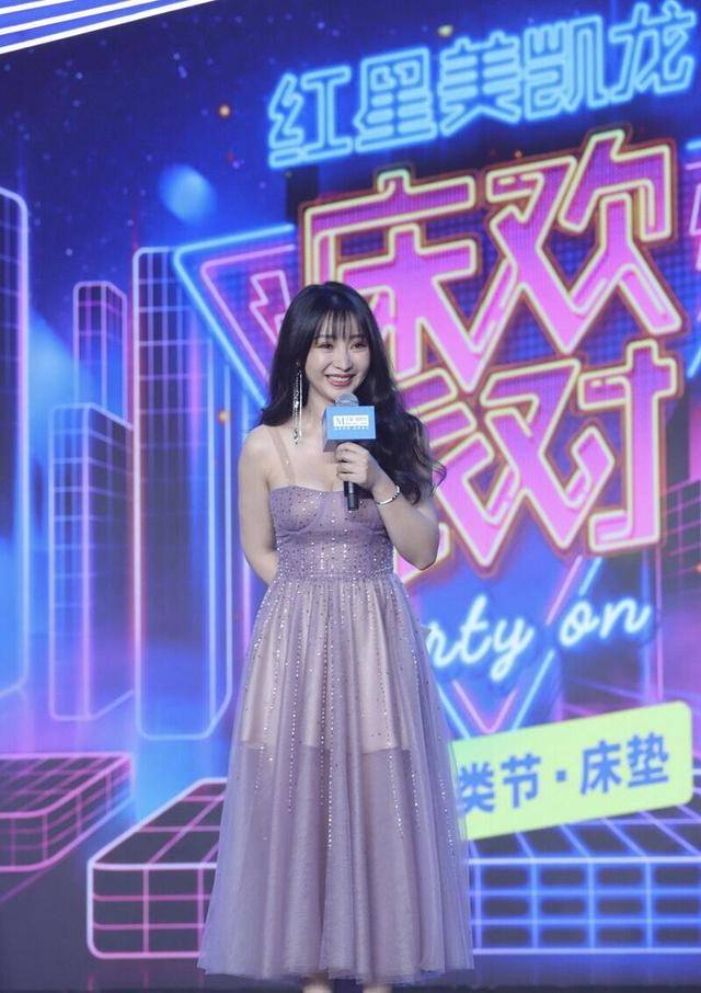 身材|柳岩不愧是“尤物女神”,穿一袭吊带连衣裙妩媚动人,性感精致