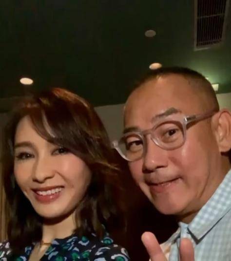 黎姿|49岁黎姿和林保怡自拍，两人笑容灿烂，黎姿依旧甜美有少女感