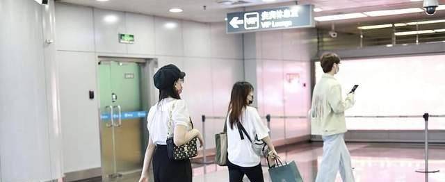 庾澄庆|伊能静儿子二次走机场,1米8身高还穿增高鞋,打扮阳光超像庾澄庆