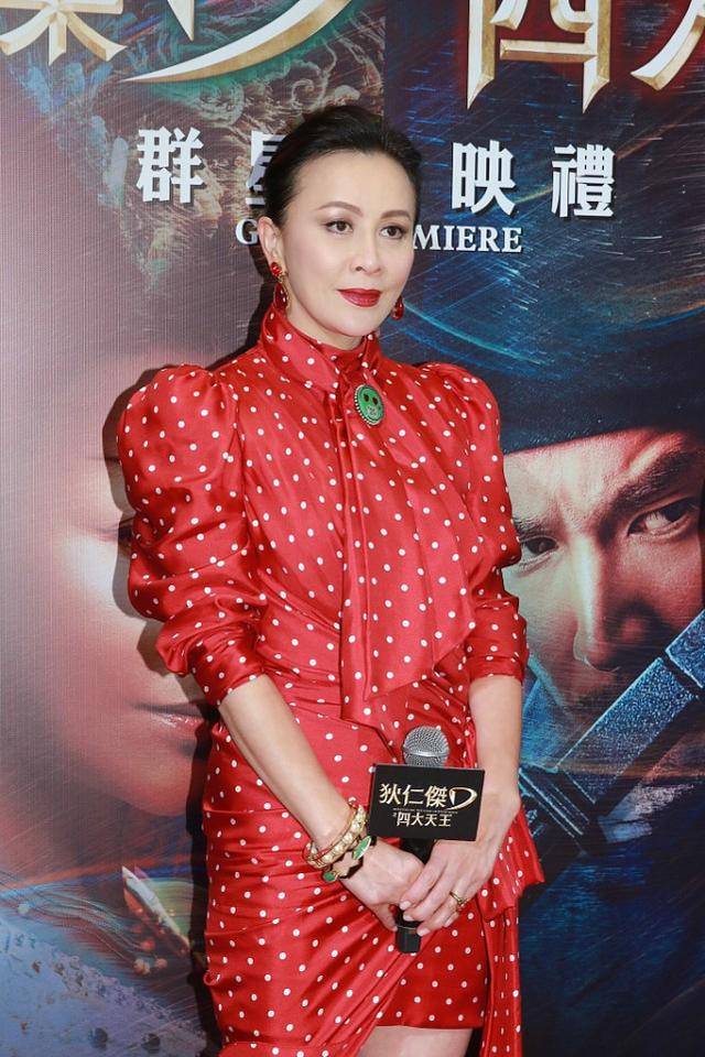 真白|刘嘉玲的气场穿红色也挡不住，穿上波点裙还挺显嫩的，看着真白