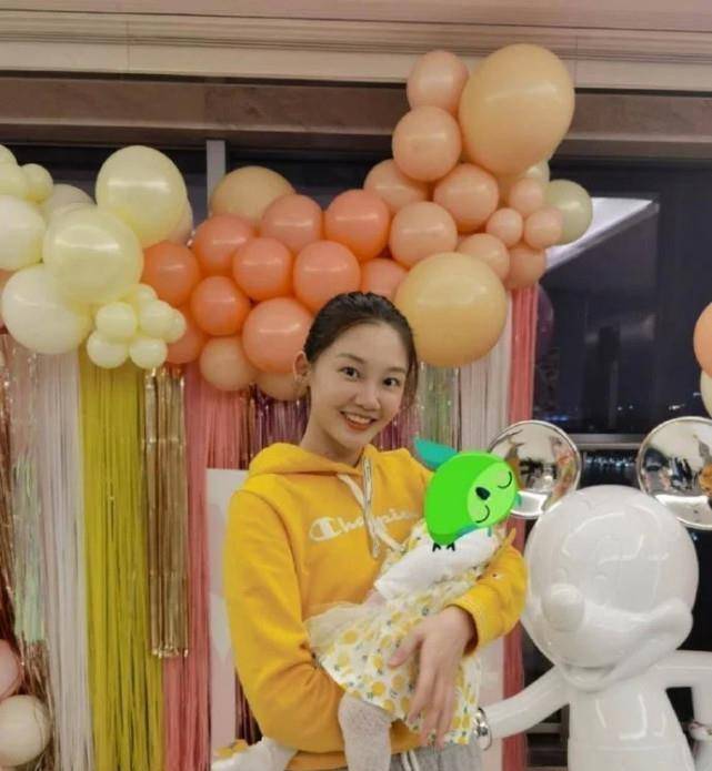 苗苗|苗苗为女儿做裙子，意外曝光家中陈设，摆放和郑恺初相识合照太甜