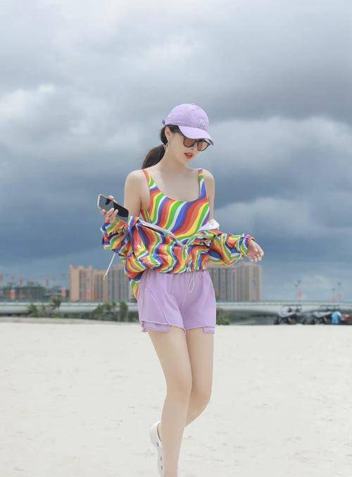 设计|李菲儿沙滩上拍摄节目，彩虹吊带配彩虹防晒衣，性感又抢眼