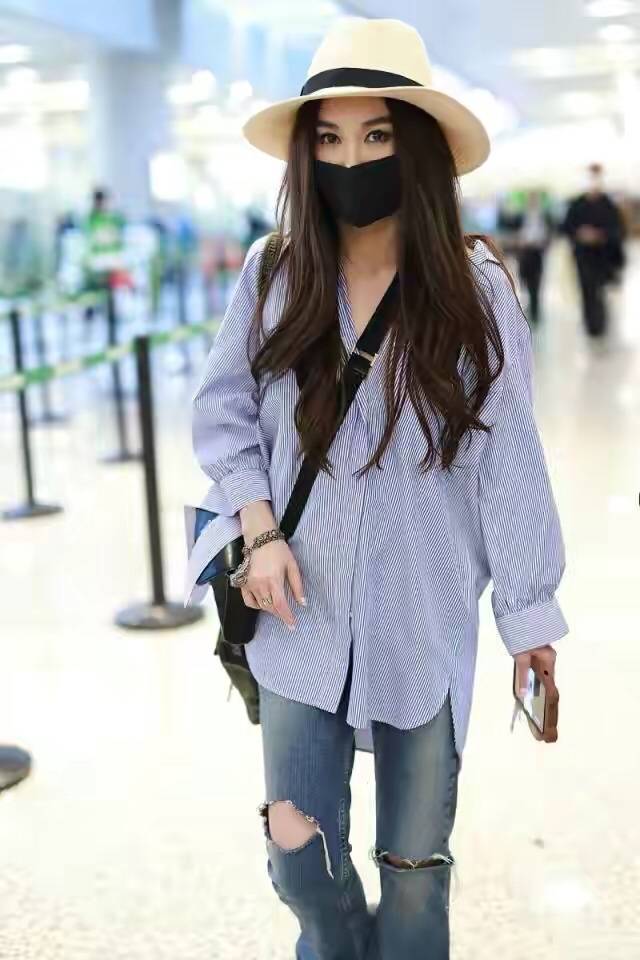 设计|温碧霞越老越时髦，穿粉色T恤不算啥，还学小姑娘玩“下衣失踪”