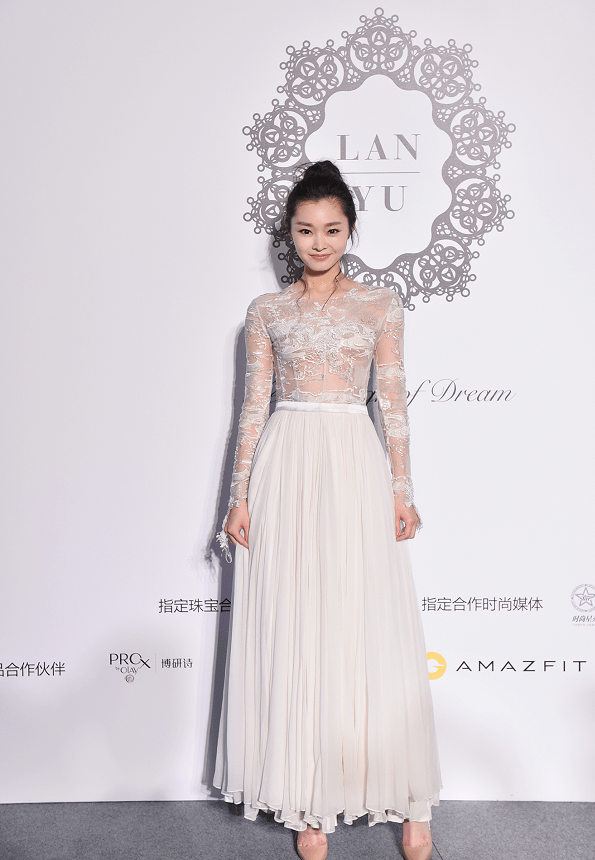 透视|气质的女人玩性感,宋轶就算穿着“低俗”的裙装,也不影响高雅感