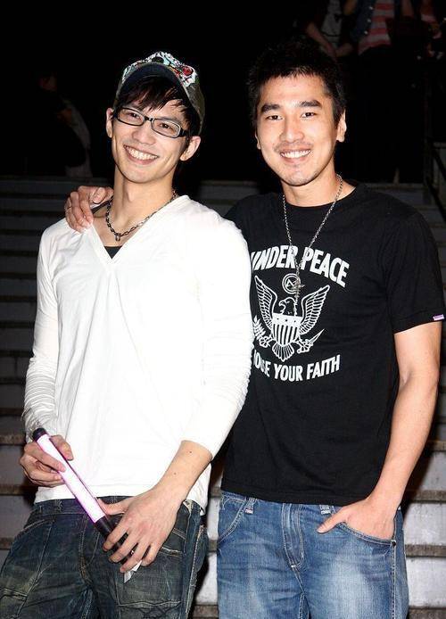 黑色|赵又廷不愧是型男，穿黑色T恤清爽又干净，难怪高圆圆这么爱他