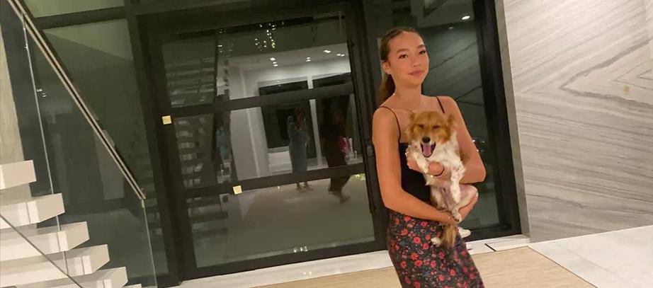 不分伯仲|邓文迪罕见晒女儿近照，光脚穿半裙，才20岁曲线跟妈巅峰不分伯仲