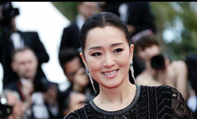 活动|又被巩俐的“女王范”惊艳,一袭黑色连衣裙优雅高贵,气场开挂