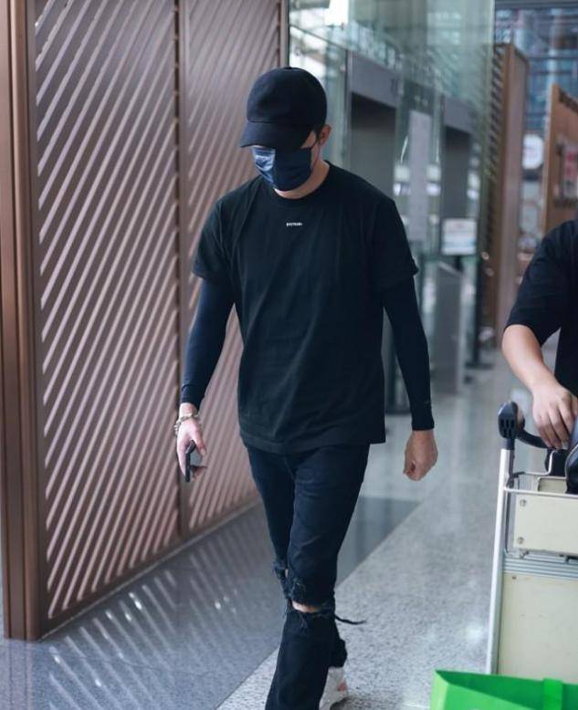 个性|俞灏明眉眼看不出年龄，T恤配紧身打底，身形显得有点单薄