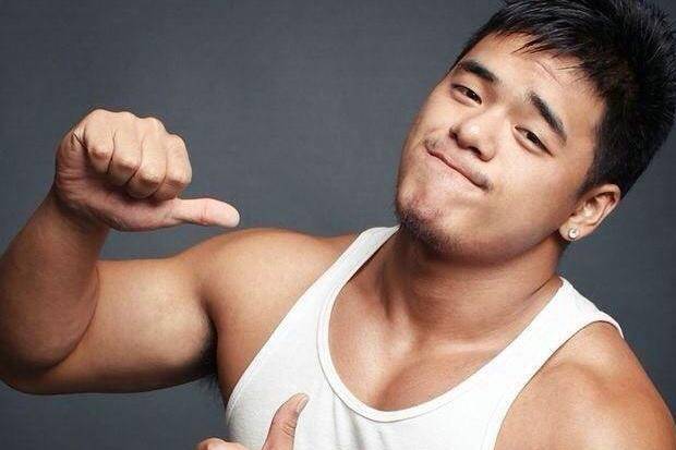 《知否》中,他憨傻威猛,是"石头",但现实生活中,却幽默帅气_沈驰