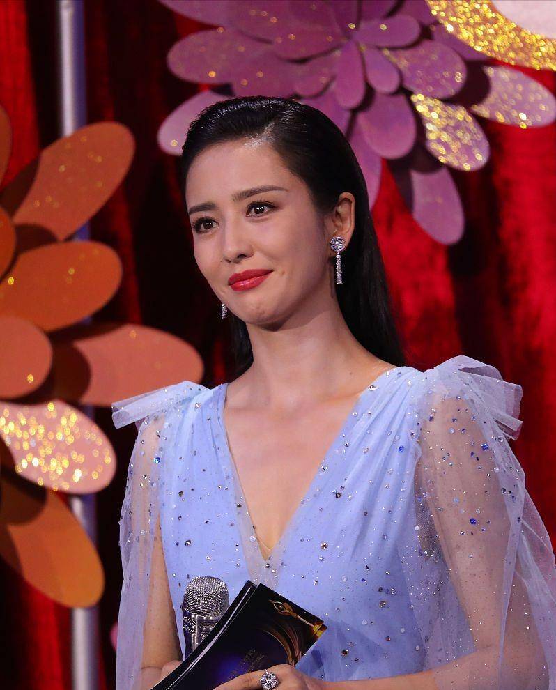 鱼尾|佟丽娅笑起来也太甜了，梨涡抢眼，穿着纱裙跟“仙女”没什么两样