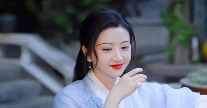 国货|“新晋带货女王”景甜，16集换装秀造型把国货穿出“高攀不起”的气质