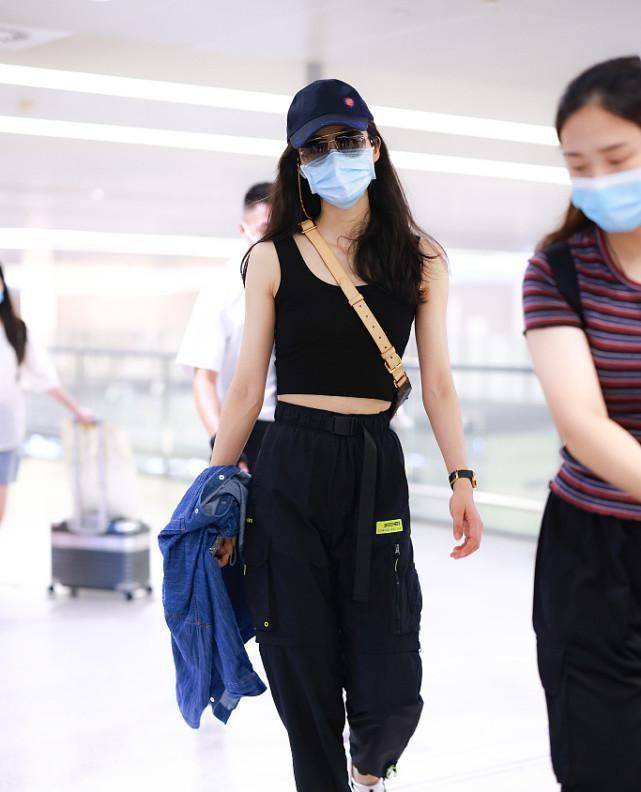 女孩子|韩雪把露脐上衣穿出高级感，配工装裤看不出赘肉，气质太飒了