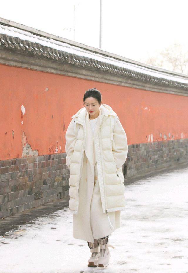 马甲|秦岚优雅到骨子里了，白色羽绒马甲内搭连衣裙优雅温柔，甜美精致