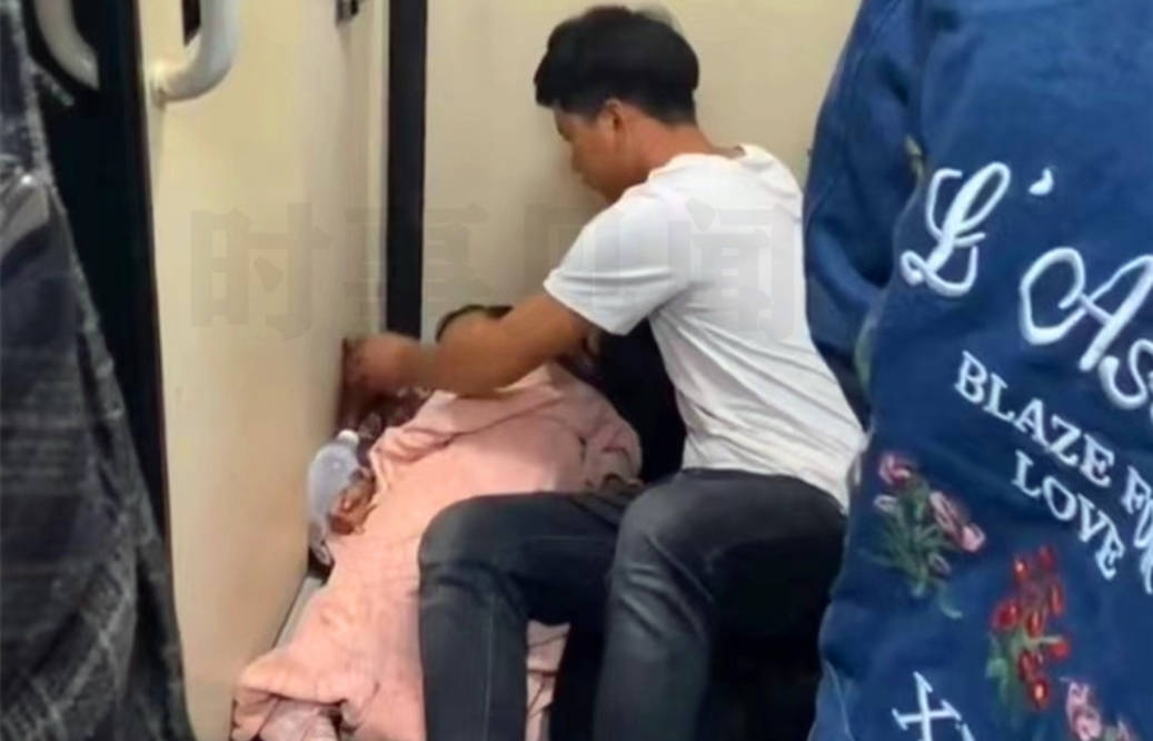 浙江一男子带女儿坐火车，在过道用衣服搭建小床，生活不尽人意