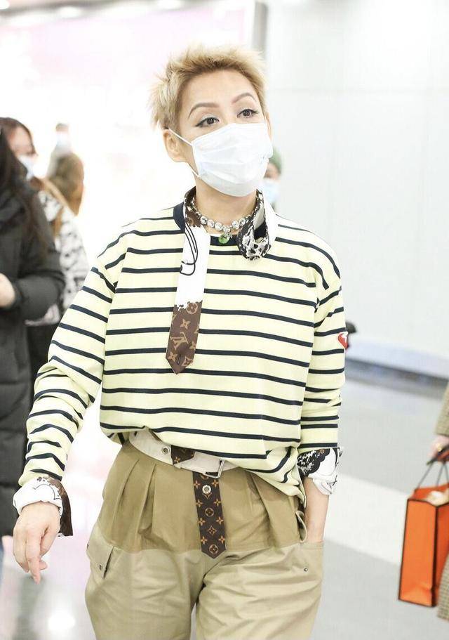 卫衣|宁静的“女王”气场太强,穿条纹卫衣配工装裤利落潇洒,桀骜不驯