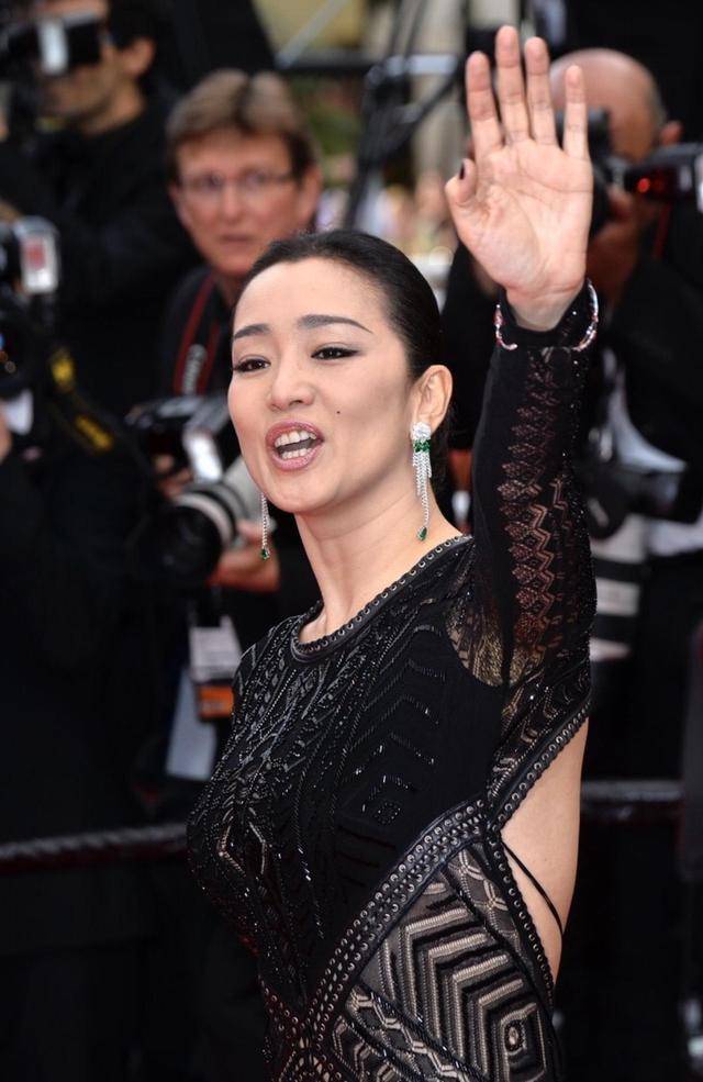 活动|又被巩俐的“女王范”惊艳,一袭黑色连衣裙优雅高贵,气场开挂