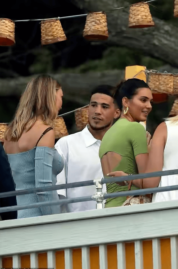 情侣|超模肯豆奢华度假太甜!牵男友衣角撒娇,布克小心呵护女友上台阶