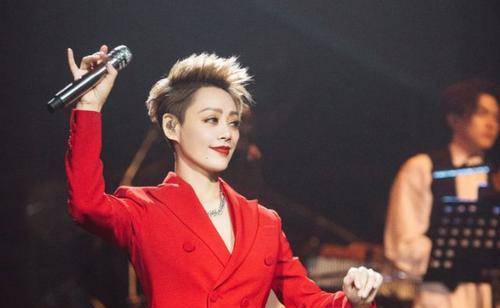 黑色|姐姐私服大盘点：张雨绮又纯又欲，郁可唯少女感十足，宁静太飒了