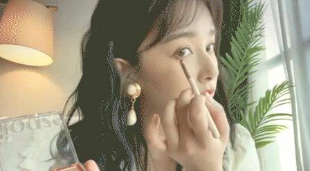 发型|明明有顶级女主脸却糊了10年？她这次终于靠复古风封神了！