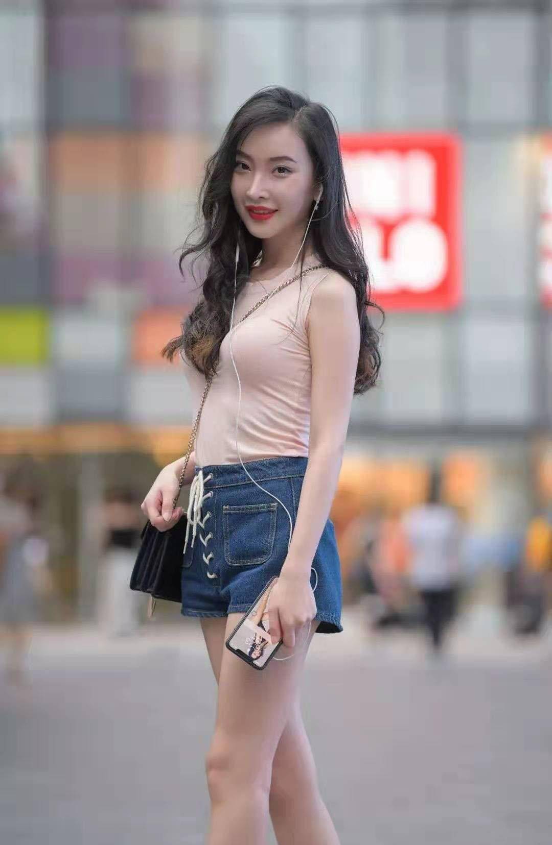 下半身|浅粉色无袖T恤搭配高腰牛仔短裤，初秋也要做个气质温柔的小女人