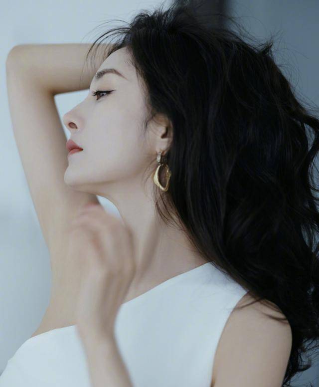 杨幂|又被杨幂惊艳到了，穿“断层”白裙露一截腰，还开高叉秀腿绝了