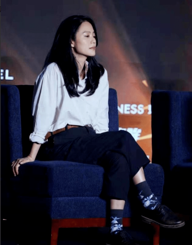 经典|28年前巩俐的“白衬衫＋小黑裤”太经典，周韵靠它也美得惊艳时光