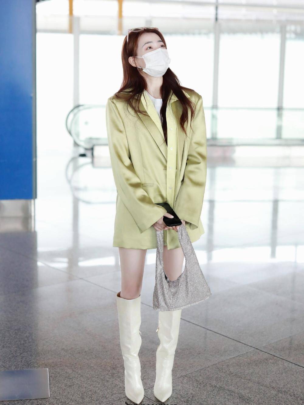米黄色|徐璐的机场穿搭真亮眼,一件米黄色西服搭配白色短裤,秀出大长腿