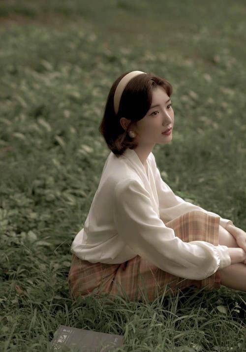 感觉|毛晓彤仿邓丽君造型,白色衬衫配格纹半身裙,浓浓的复古风