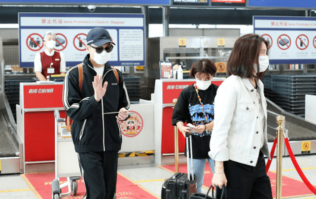 卫衣|张智霖过50岁真有福气！众女神包围惹人羡，他穿卫衣少年感大爆棚