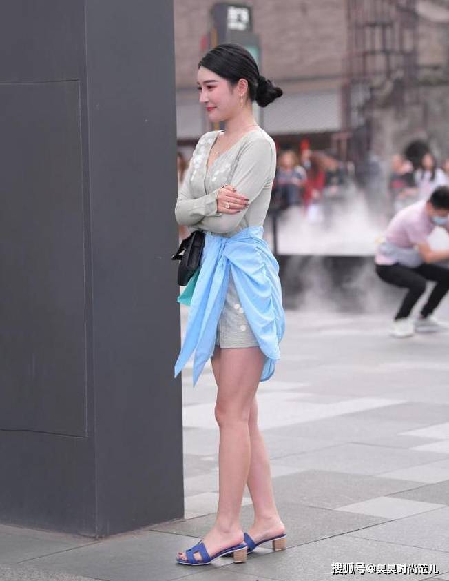 个性|夏末初秋的小心机穿搭,亮片连衣裙搭配蓝色衬衫,个性时尚显气质