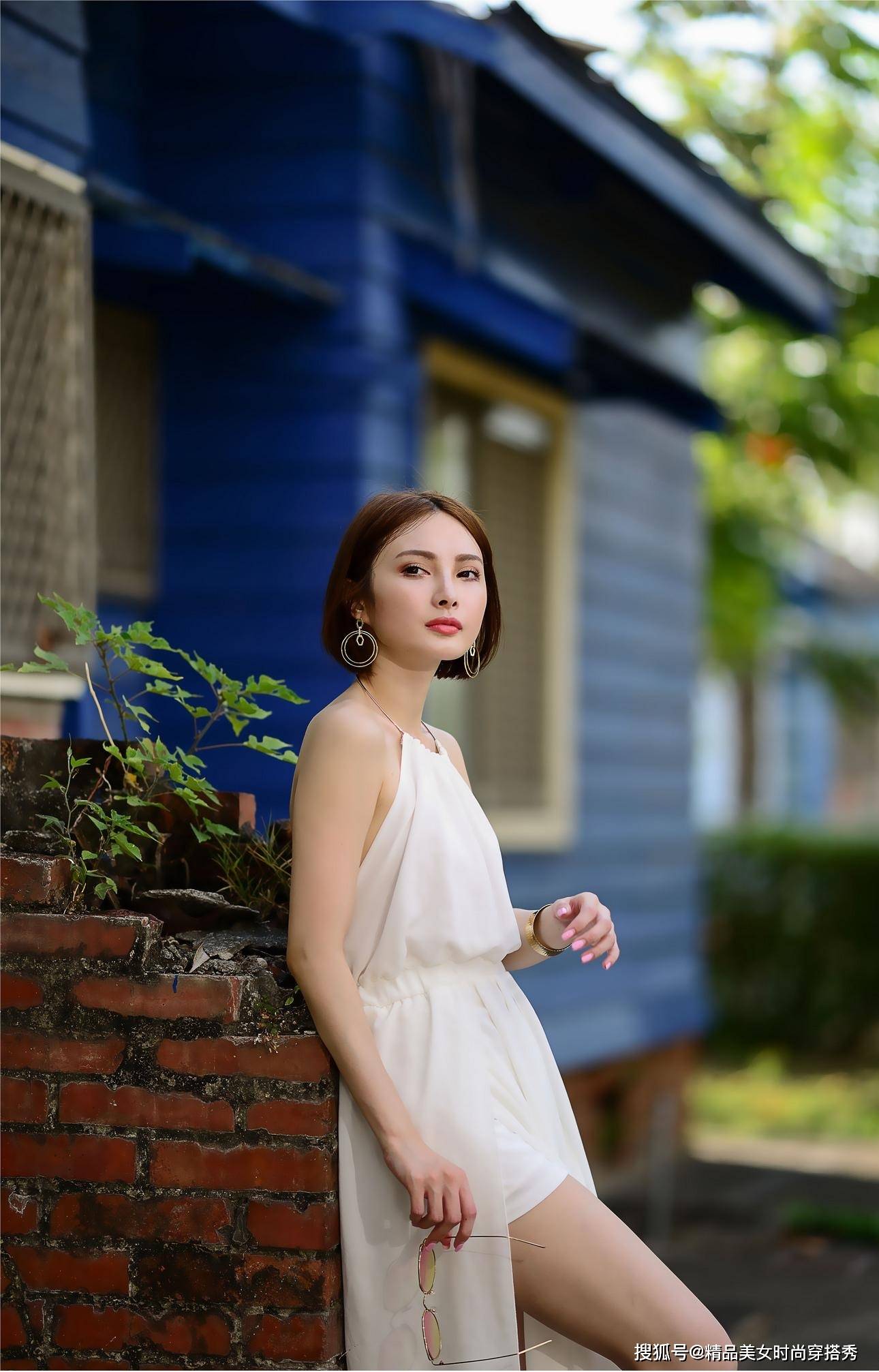 设计|时尚又好搭的白色连衣裙——挂脖设计时尚感超强