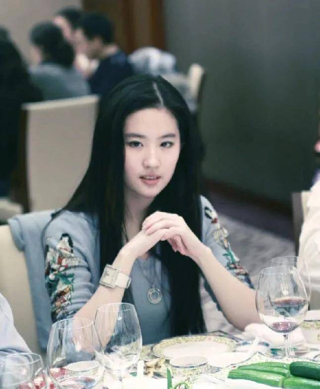 调整|别盯着纯欲风了！她快40岁已三次变脸美艳女，这美商进来学！