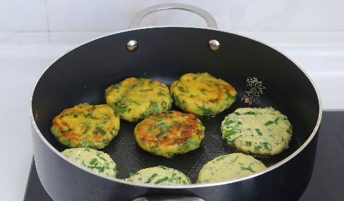 加点|不用早起也能吃到，粗粮发面早餐饼，加点菜叶如此煎，味道真是好