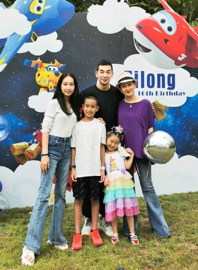 厚底|赵文卓妻女出游大女儿最抢镜，才14岁腿细又长，像开了拉长滤镜