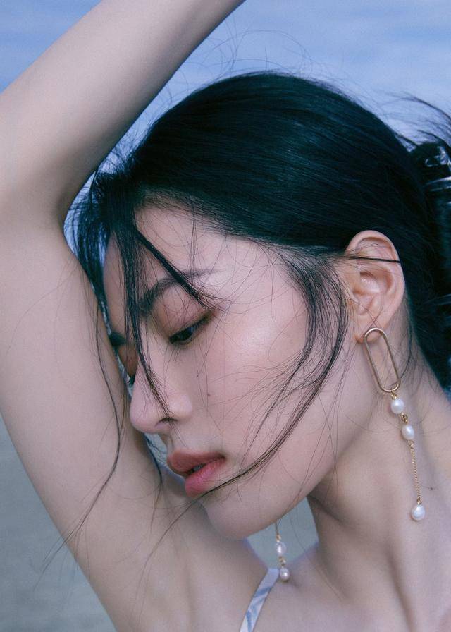 钟楚曦|钟楚曦打扮得真清凉,仗着身材好大胆挑战吊带裙,不走红毯也惊艳